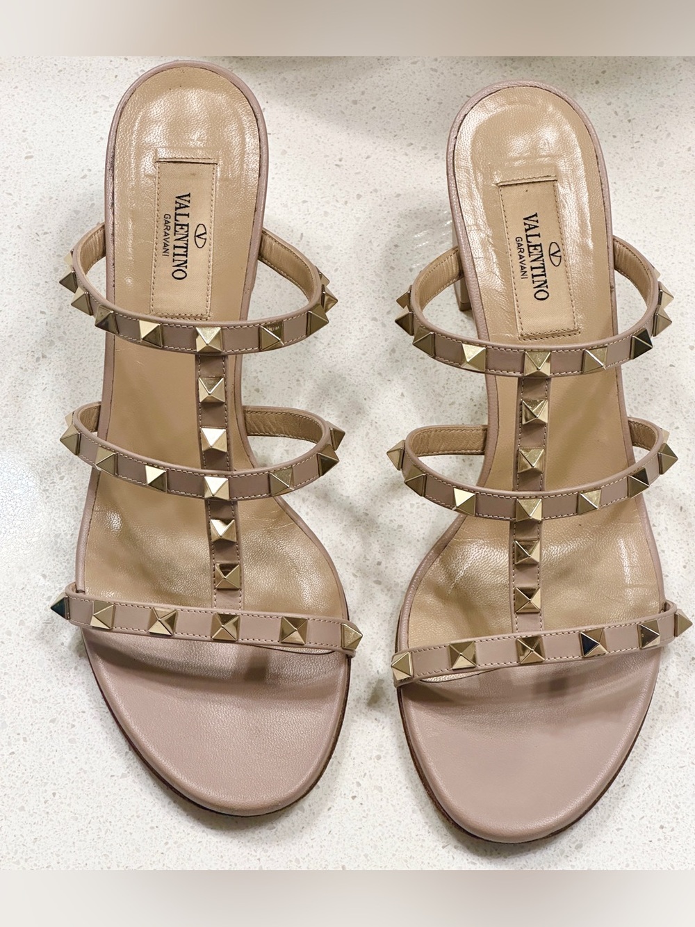 Valentino Garavani Beige Leather Pyramid-Stud Slide Sandal - Picture 3 of 11